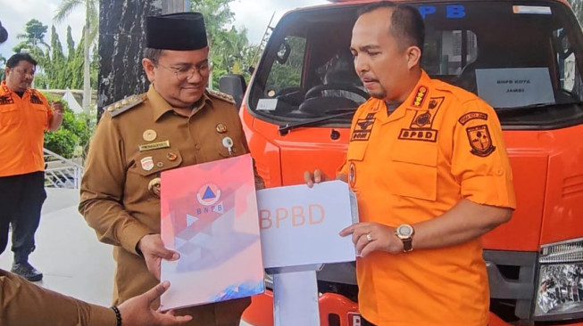 BNPB Serahkan Kendaraan Logistik, Perkuat Kesiapsiagaan BPBD Kota Jambi yang Baru Terbentuk